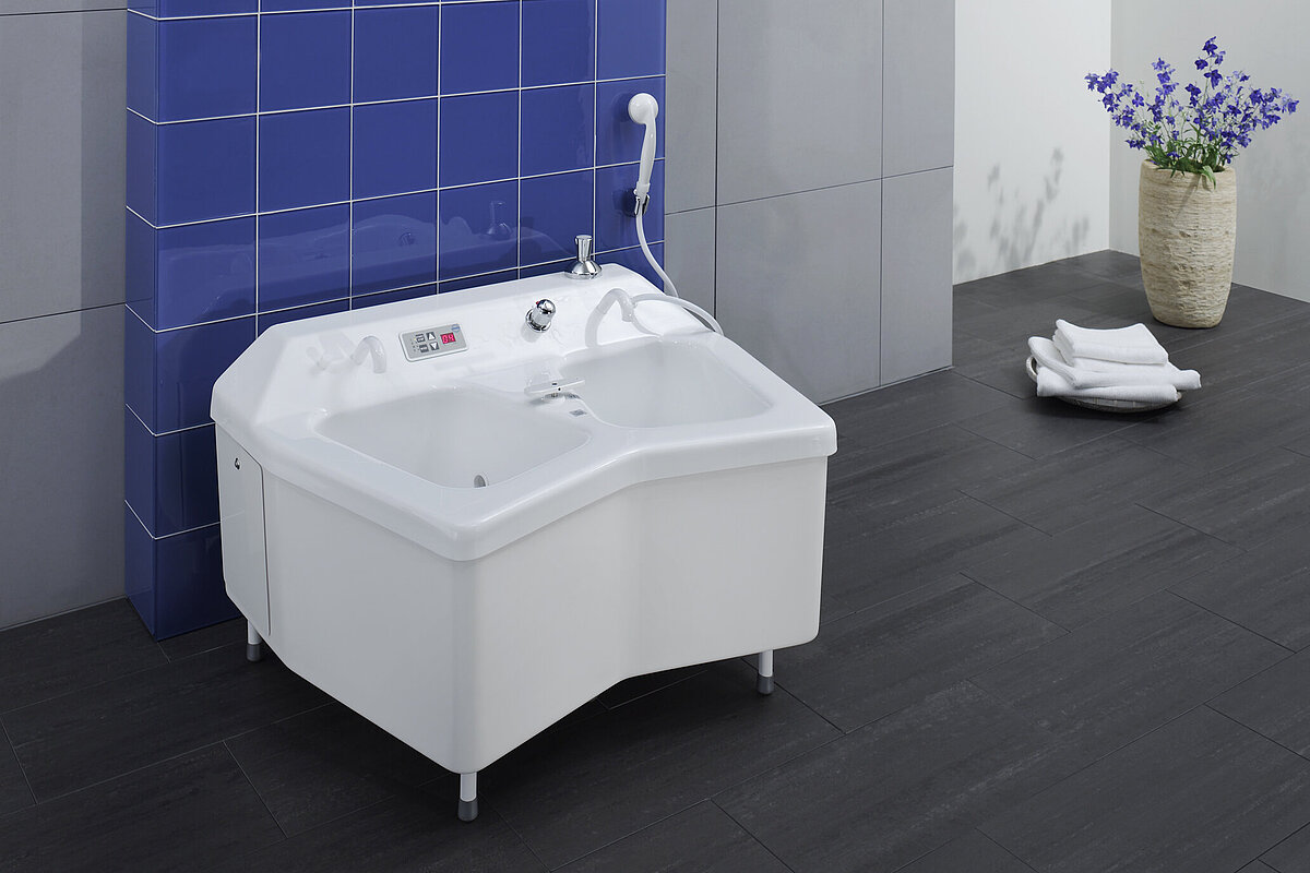 The foot bath offers automatically controlled jet whirlpools