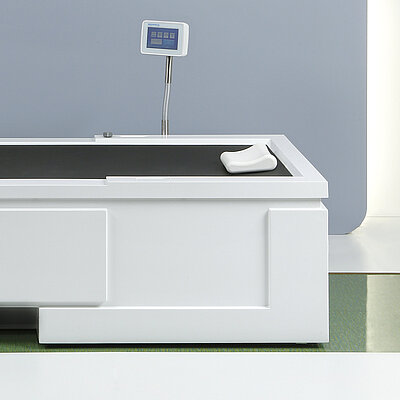 Установка для бесконтактного массажа на воде с белой обшивкой в современном дизайне