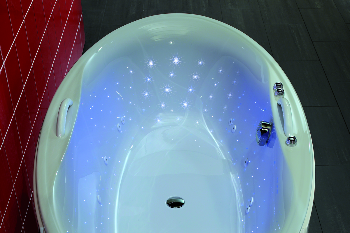 150 glittering light points in the tub can change color. 