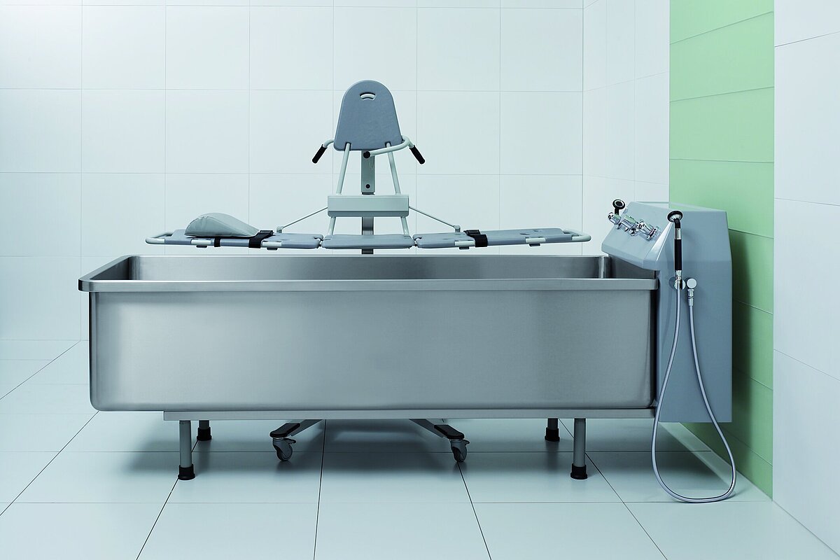 Стационарную ванну для ожеговых пациентов можно использовать в комбинации с подъемником.