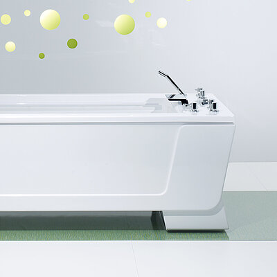 Eine professionelle Badewanne für Hydrotherapie in modernem Design