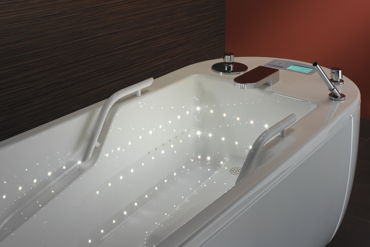 La baignoire de massage dispose à l'intérieur d'un effet lumineux avec 150 points de lumière aux couleurs changeantes. 