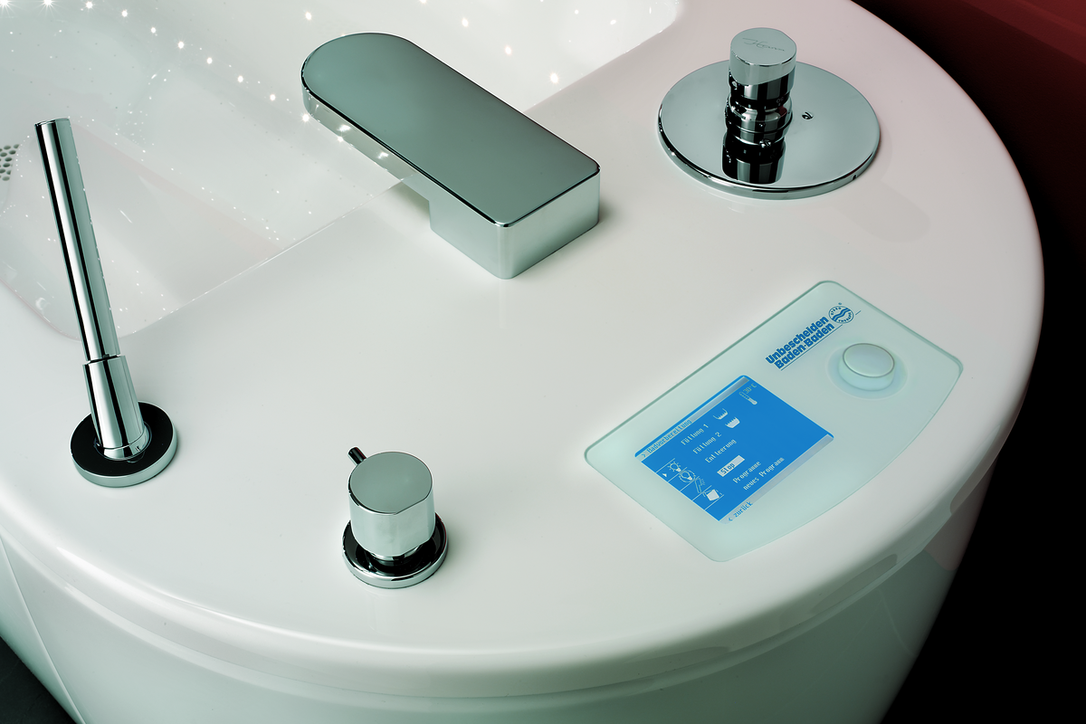 Гидромассажная ванна управляется с помощью большого и наглядного дисплея.