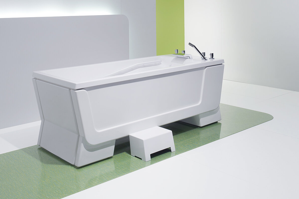 Одноступенчатая лесенка в соответствующем дизайне помогает пациенту при входе в ванну.