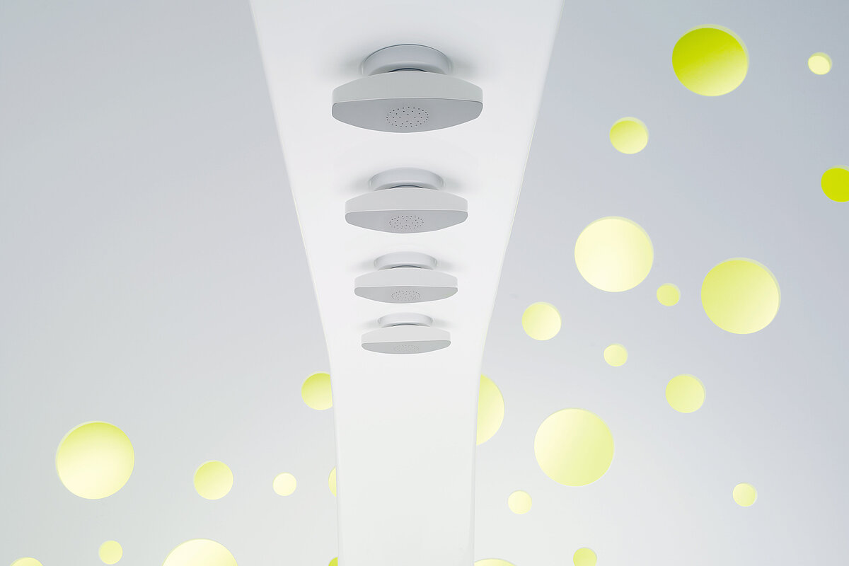 The ergonomically shaped shower heads facilitate the work of the staff