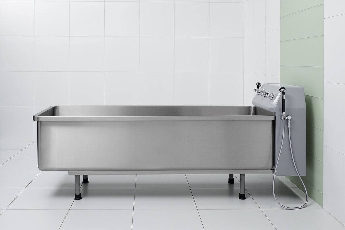 Stainless steel tub for the treatment of burns has a large volume.