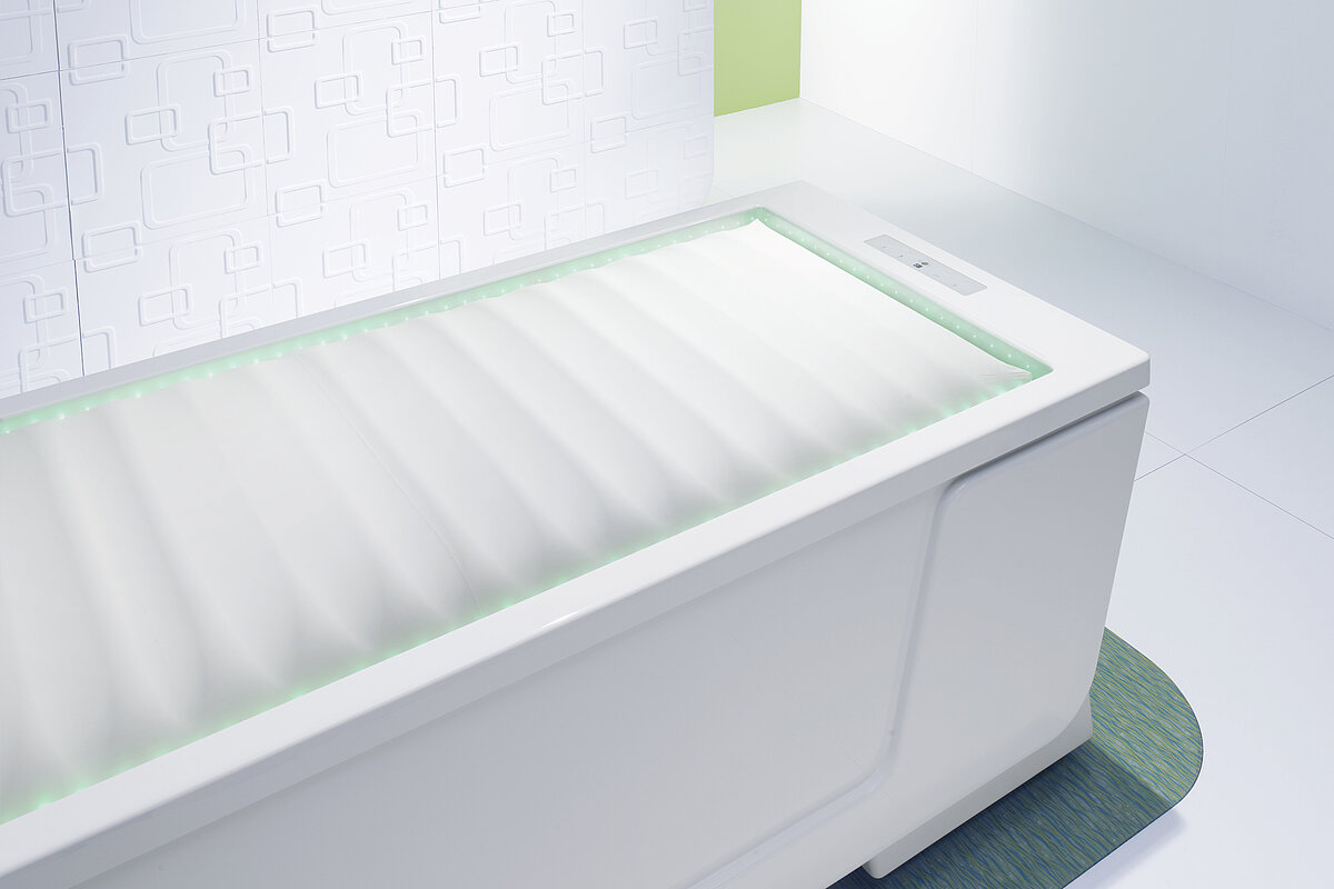 The dry floatation bed is prepared with filled air cushion for the next body wrap