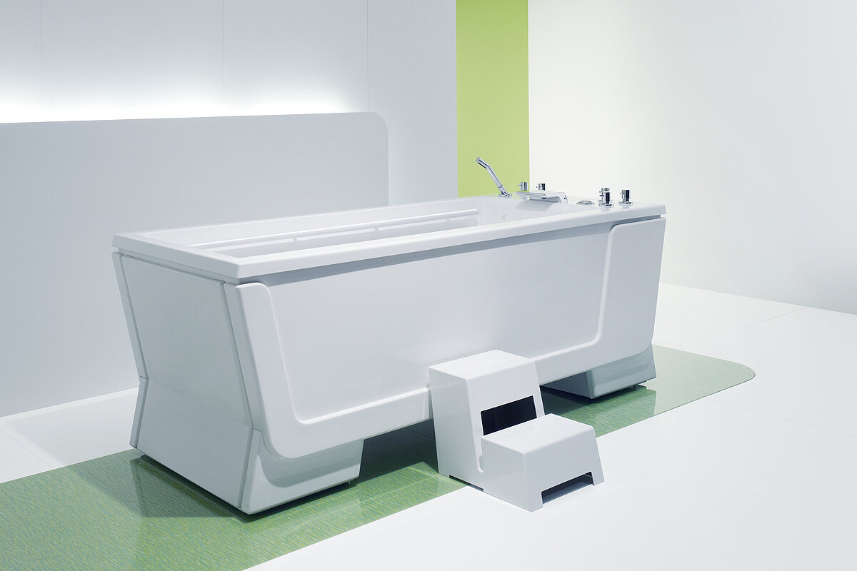 Двухступенчатая лесенка в соответствующем дизайне помогает пользователю при входе в ванну.