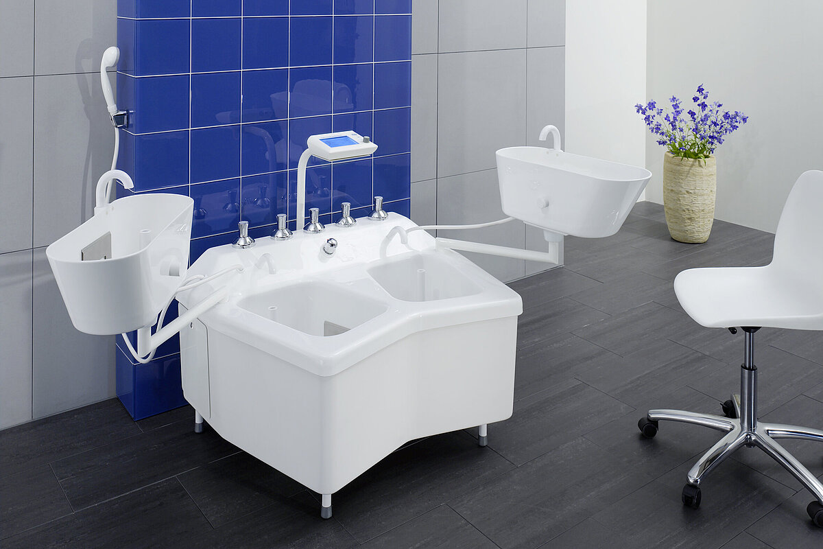The arm consoles of the four-cell bath can be swiveled, and the control unit is located in the center. 
