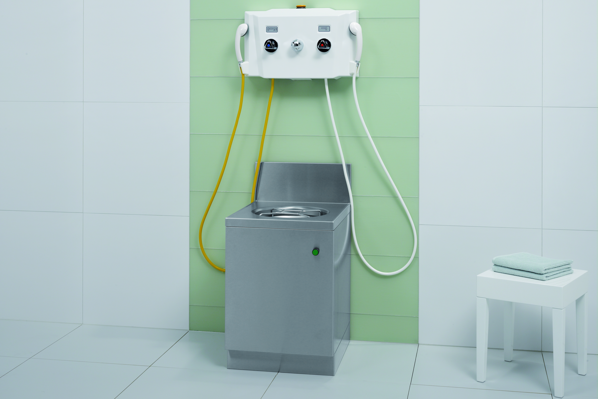 Ein Duschpaneel und ein Ausgussbecken können den Duschwagen zu einem System vervollstängigen. 