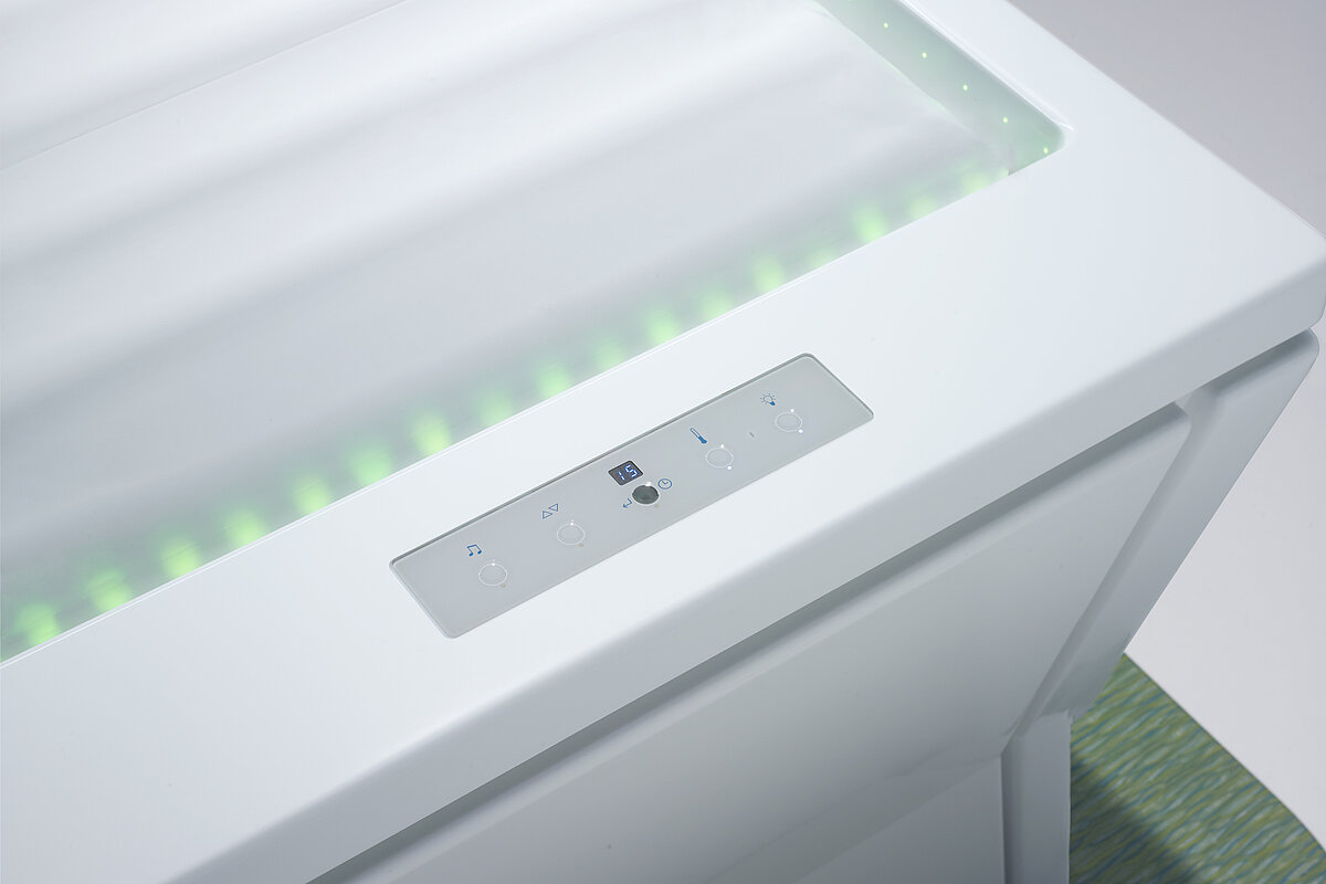 The control on the edge of the bath has user-friendly, intuitive symbols