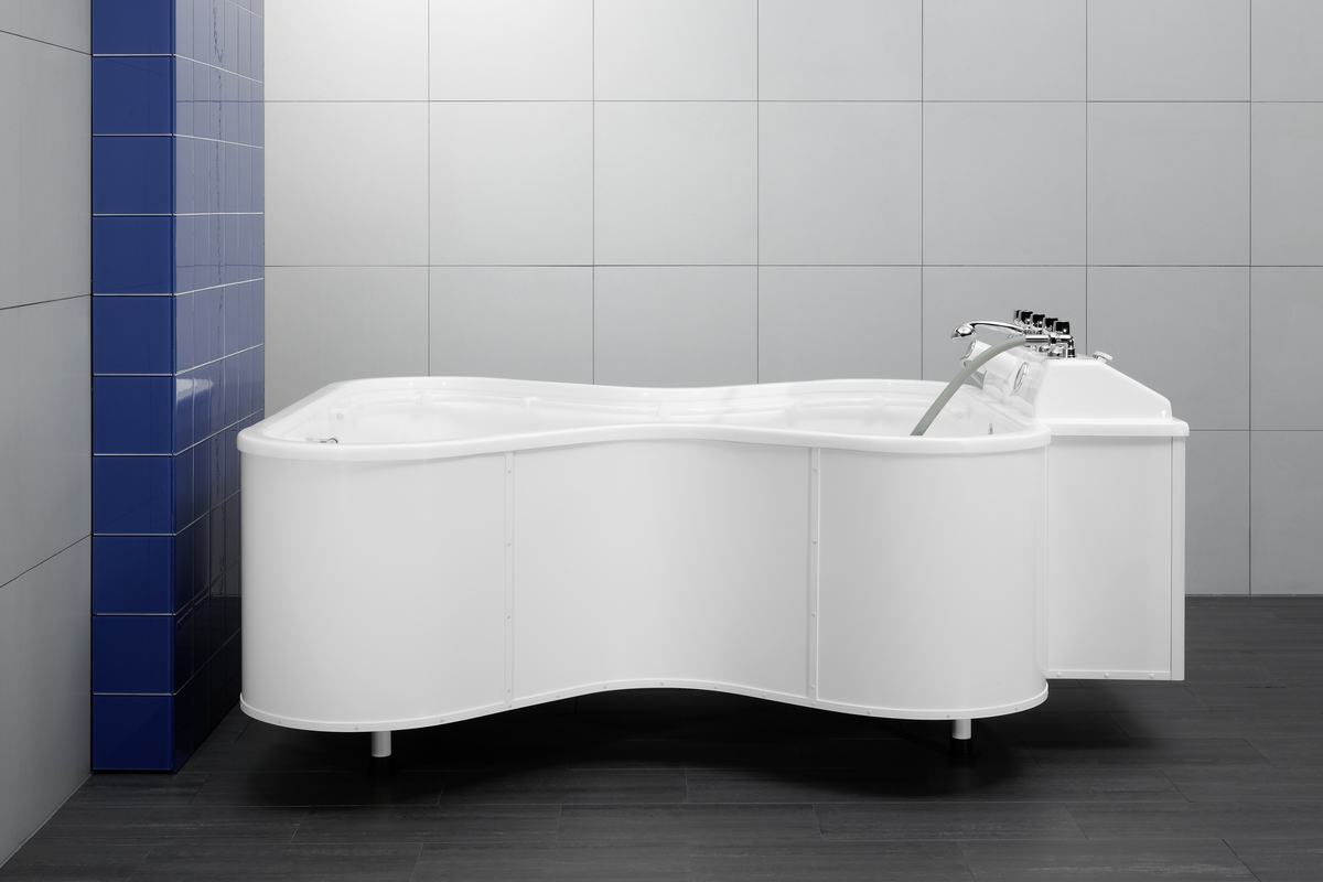 The butterfly tub offers a large volume of water