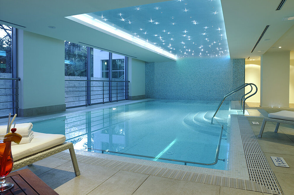 Der Indoor-Pool mit Sternenhimmel in der Decke und vielen Wasserattraktionen. 