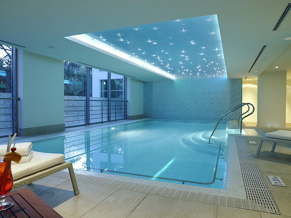 Der Indoor-Pool mit Sternenhimmel in der Decke und vielen Wasserattraktionen. 