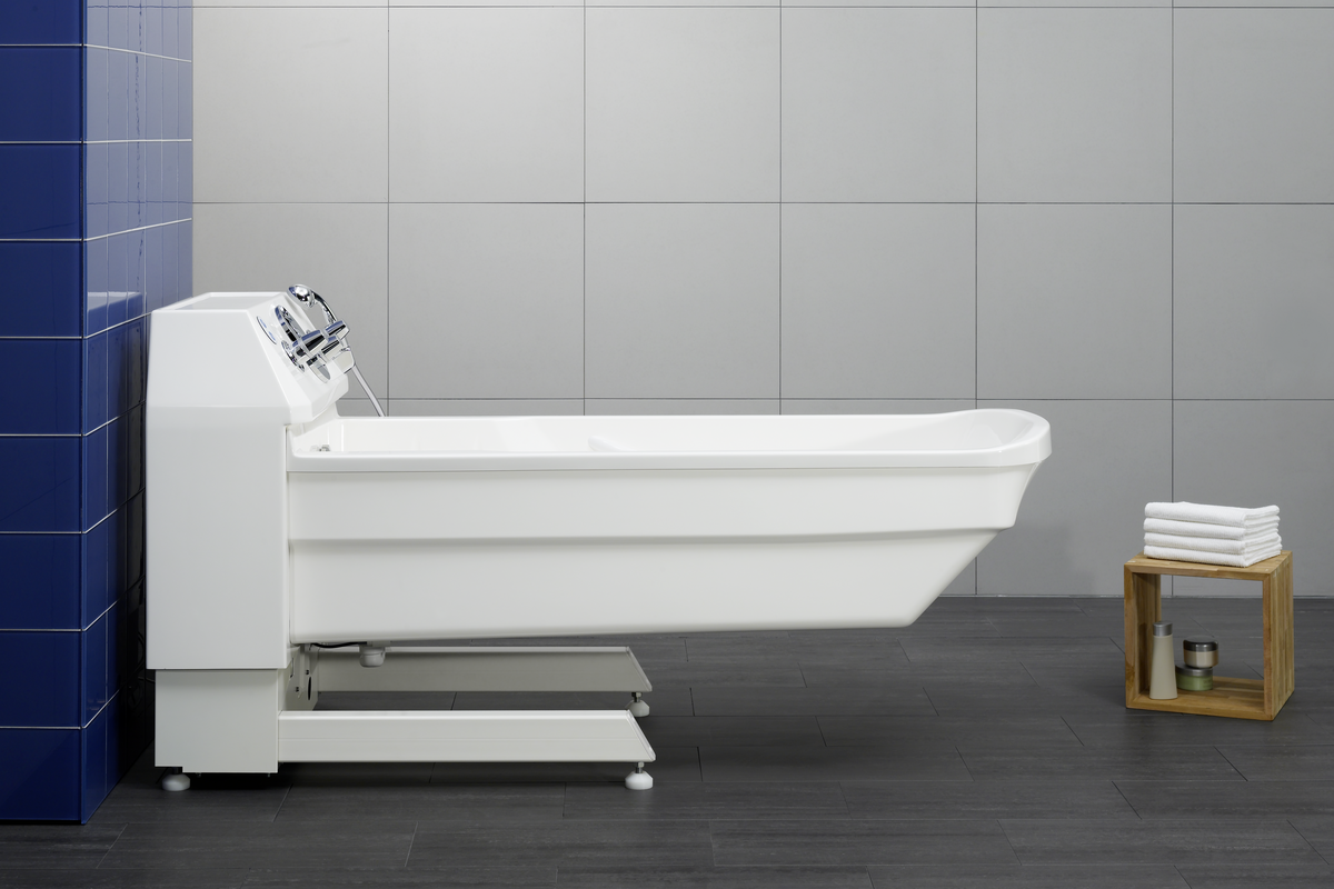 A white lift care tub that can be lowered for a lifter