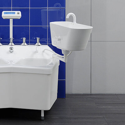 The four-cell bath has eleltrodes for hydroelectric baths. 