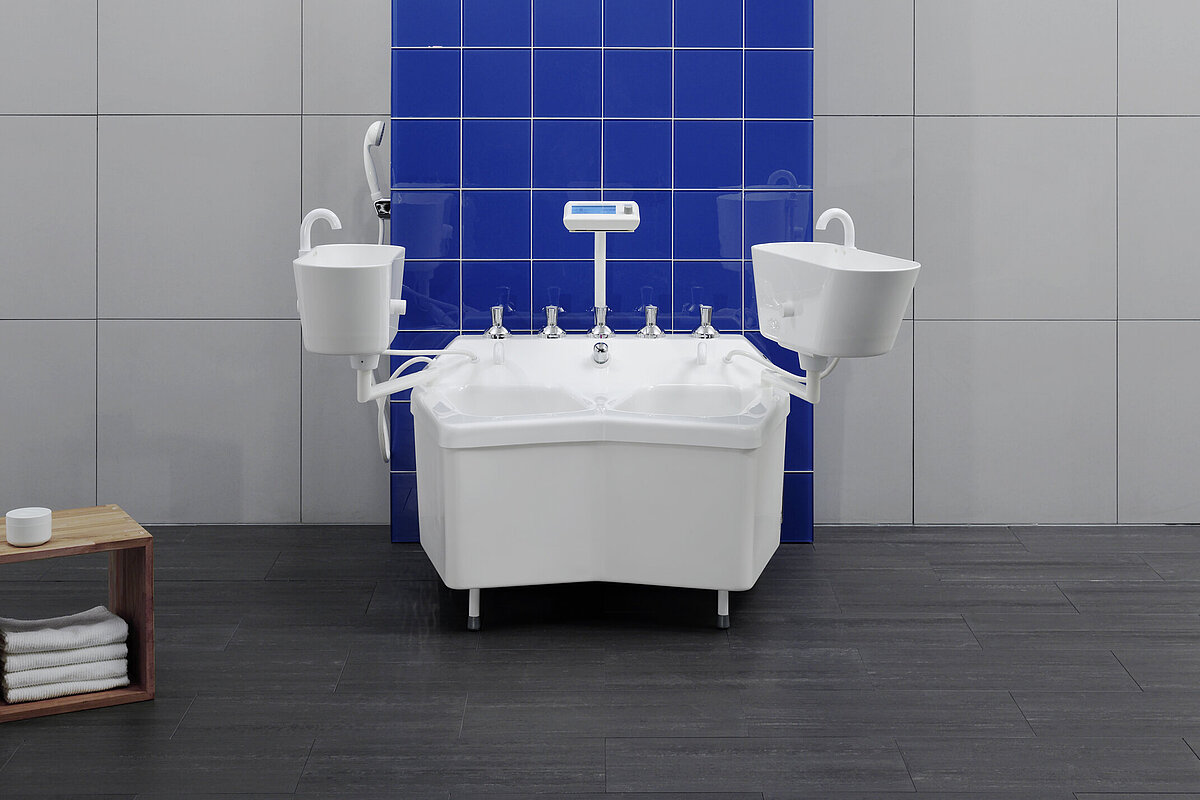 The four-cell bath has eleltrodes for hydroelectric baths. 