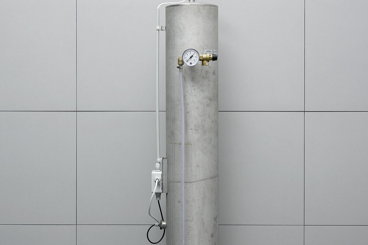 Le CO2 est dissous dans l'eau dans un cylindre équipé de corps de remplissage spéciaux.