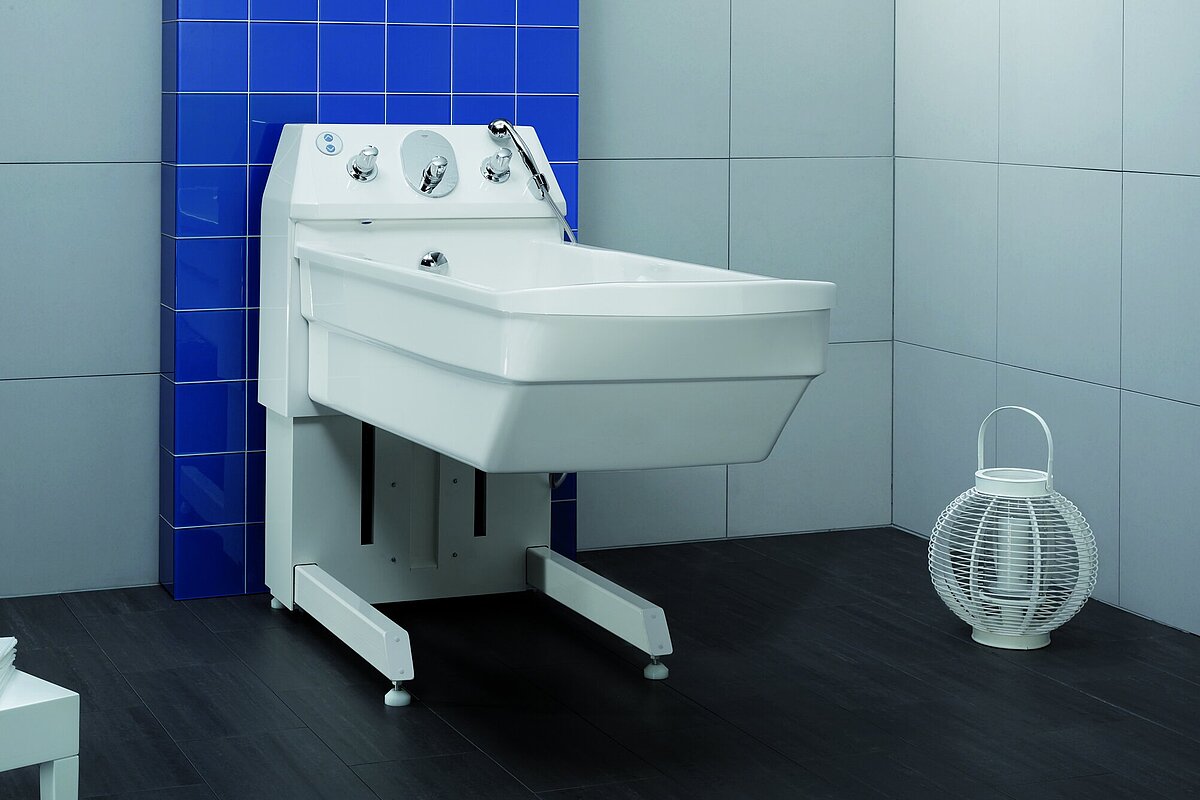 The staff raises the tub to a comfortable working height. 
