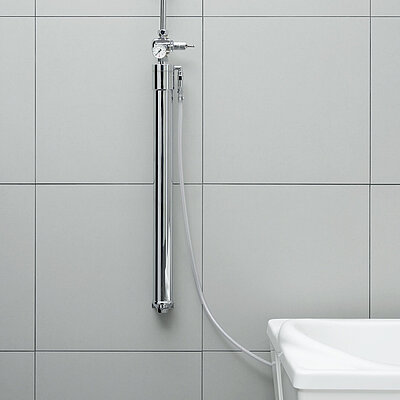 A compact, wall-mounted apparatus supplies a tub with CO2-impregnated water