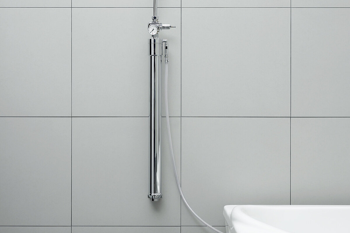 A compact, wall-mounted apparatus supplies a tub with CO2-impregnated water