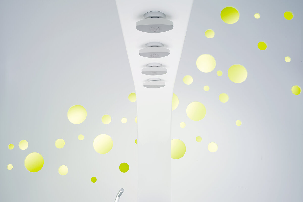 The ergonomically shaped shower heads facilitate the work of the staff