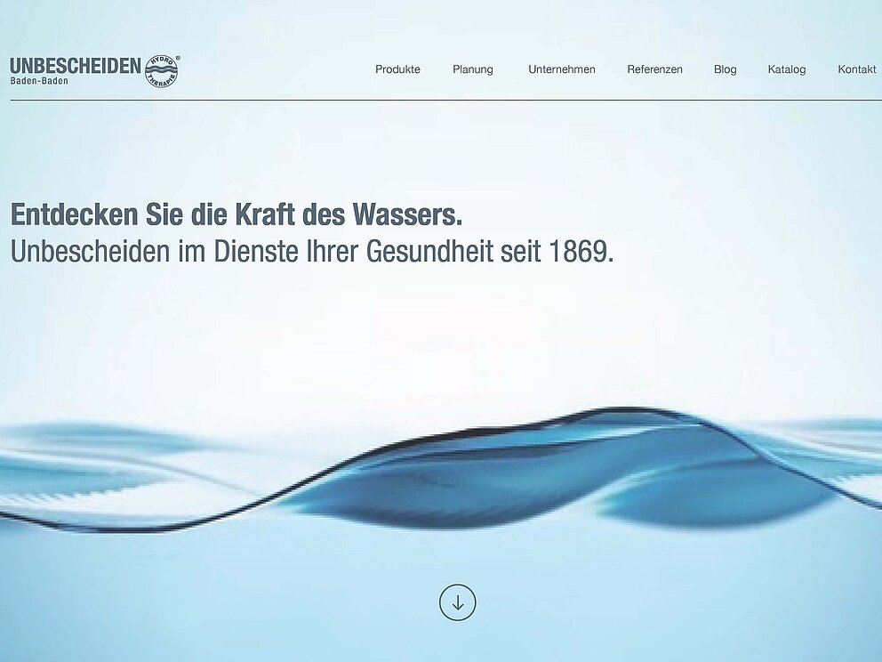 Startmenü und das Einstiegsbild mit einer blauen Welle der neuen Homepage