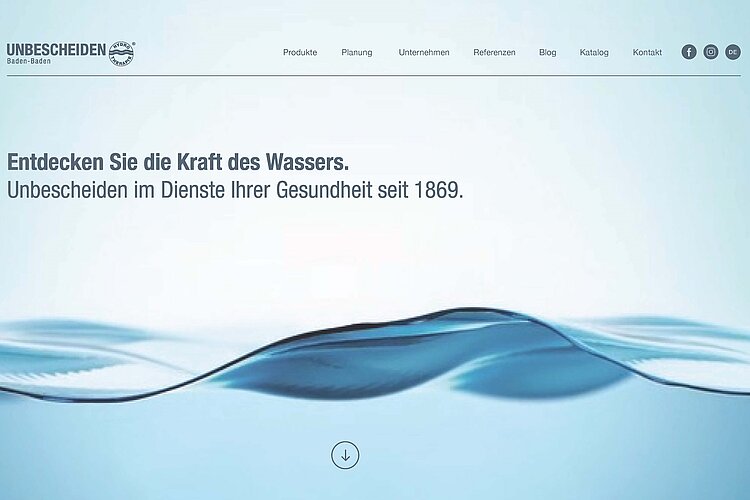 Стартовое меню и начальный экран с синей волной нового веб-сайта