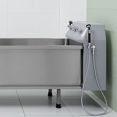 Stainless steel tub for the treatment of burns has a large volume.