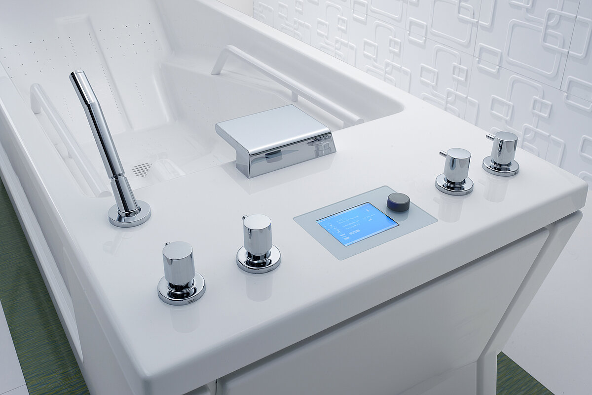 The user-friendly display for control is integrated into the bath console. 