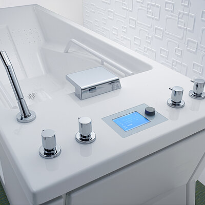 The user-friendly display for control is integrated into the bath console. 