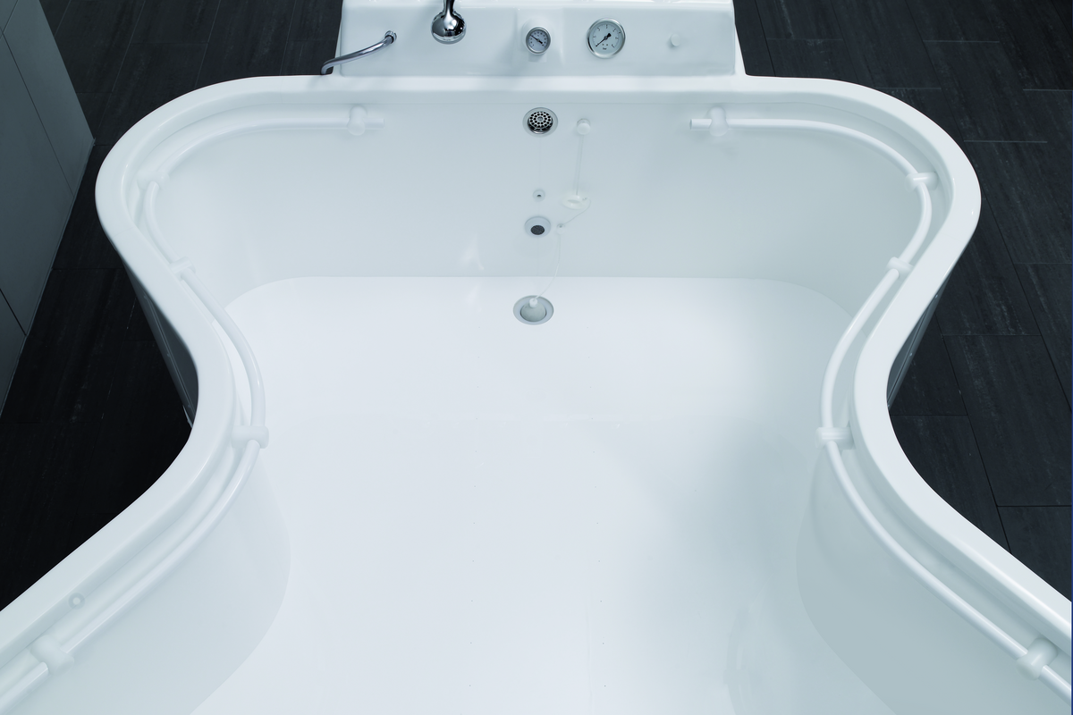 The special shape of the butterfly tub allows the therapist to attend to the patient individually. 