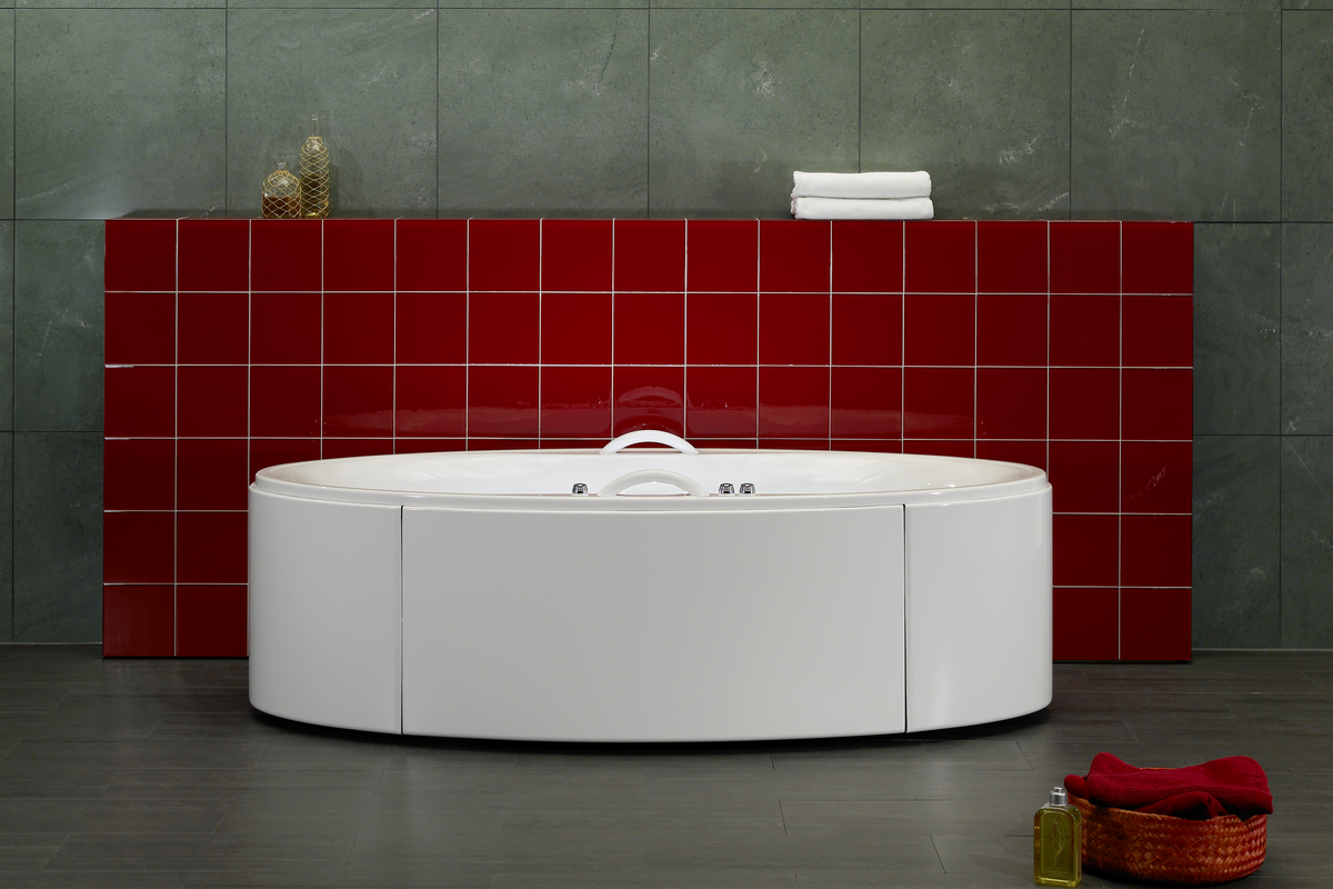 Eine ovale Badewanne für Wirlmassage