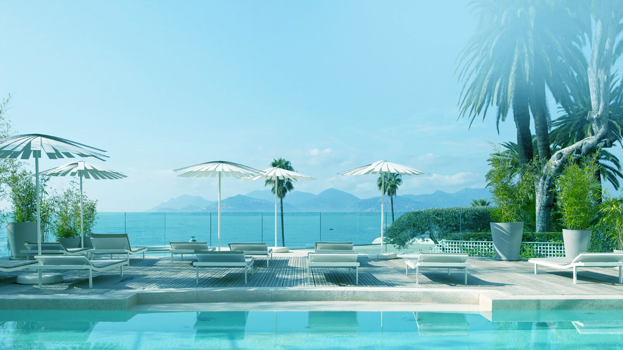 Une vue imprenable sur la mer depuis une terrasse spacieuse dans une ambiance estivale. 