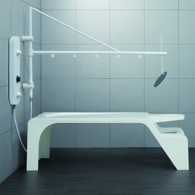 Die Vichy-Dusche Classic verfügt über einen einfachen Duscharm und eine ergonoische Liege