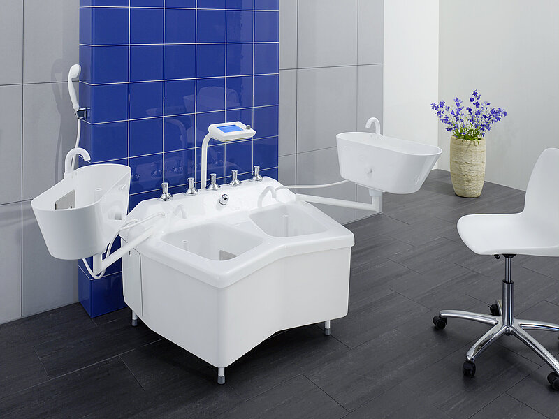 The arm consoles of the four-cell bath can be swiveled, and the control unit is located in the center. 