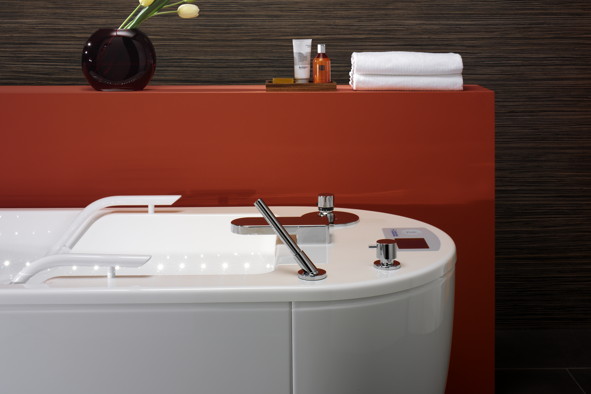 The massage tub has a rounded shape, the lines are clean and timeless. 