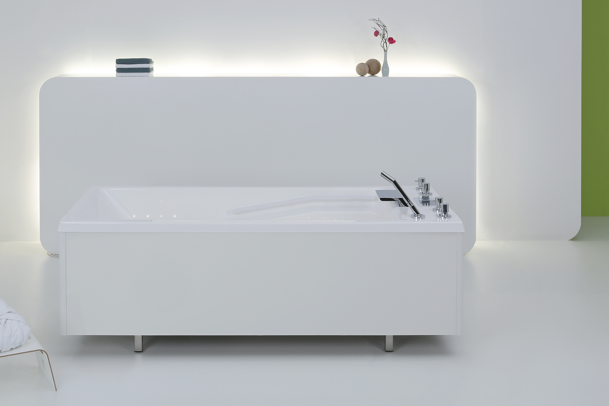 Eine einfache, freistehende Badewanne für automatische Unterwassermassagen mit 150 Wasserdüsen