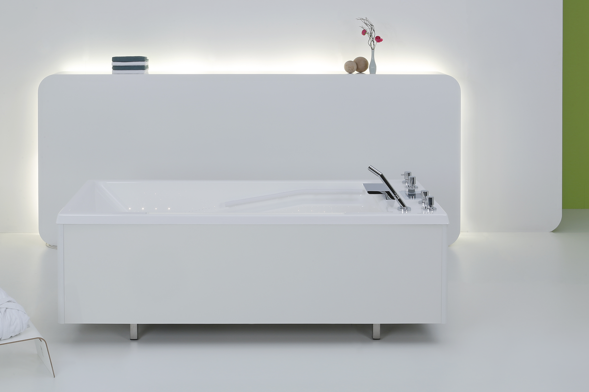 A simple freestanding bathtub for automatic underwater massage with 150 water jets